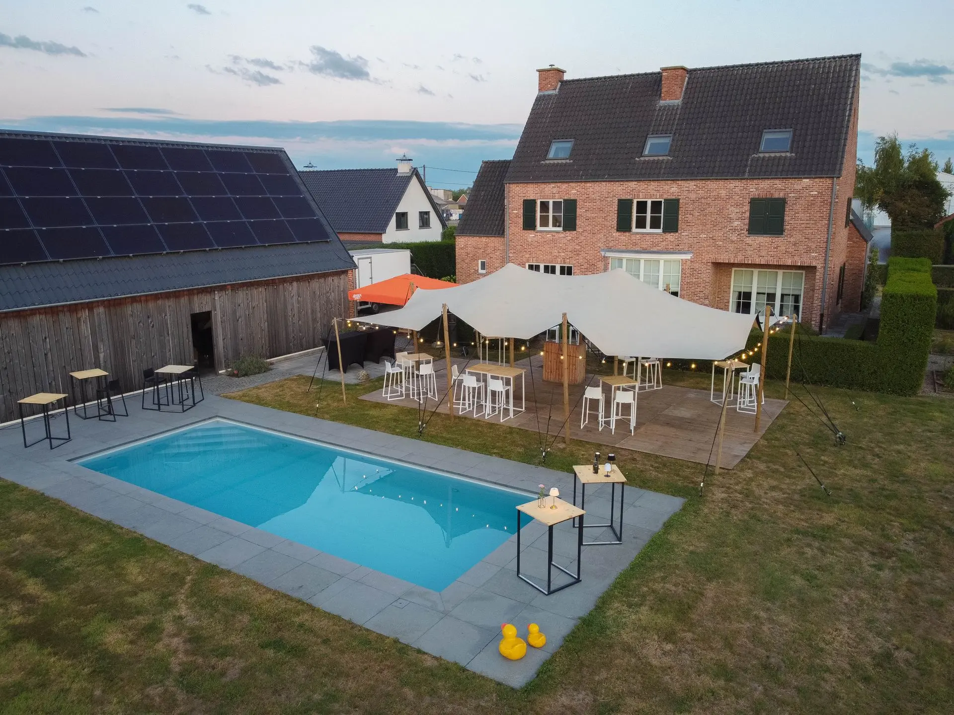 zwembad met een tent