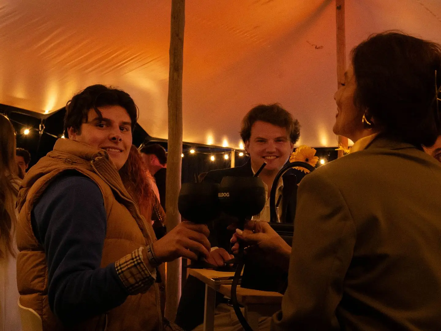 Personen dat plezier maken onder de tent