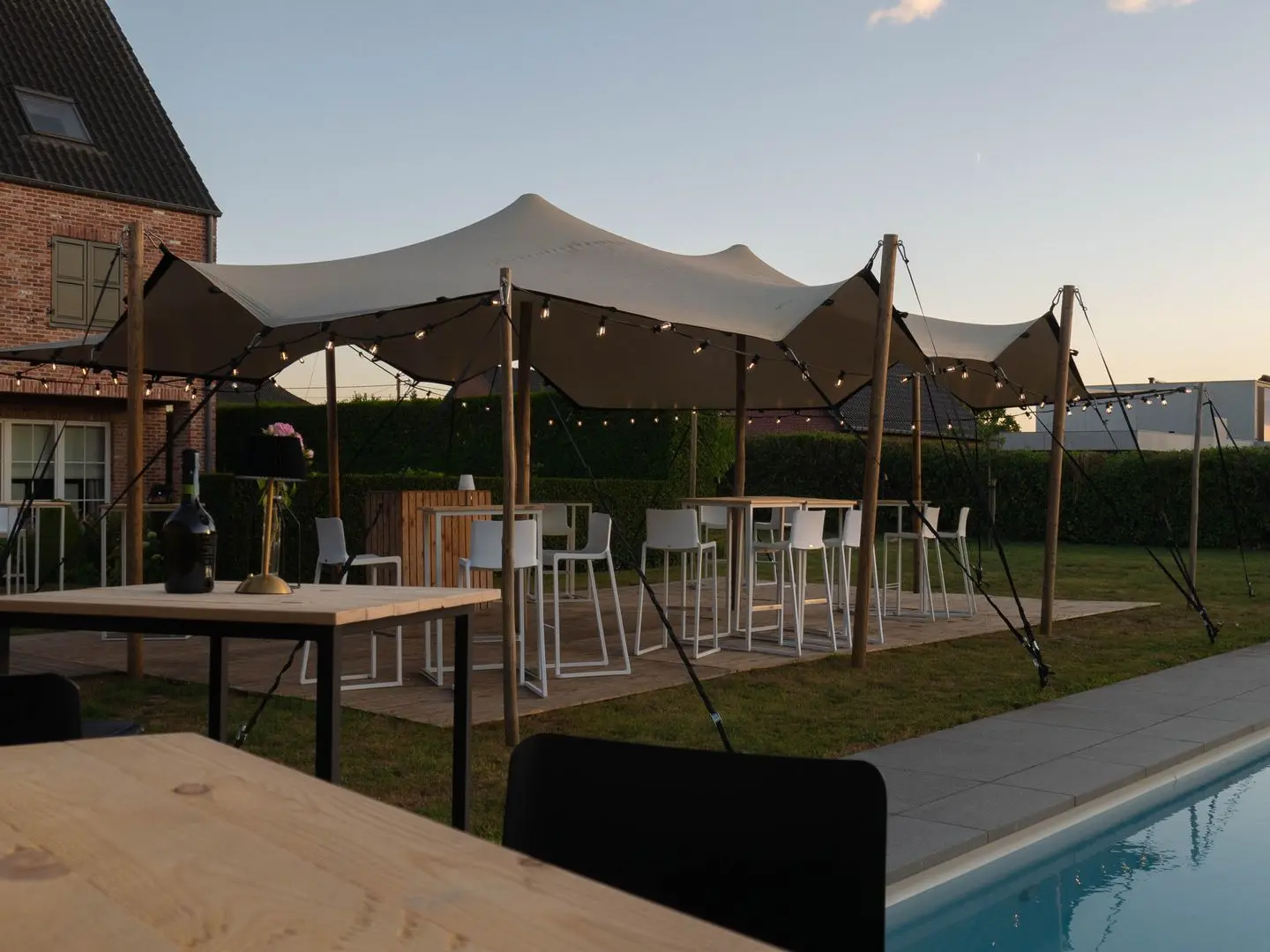 Foto van de tent, stoelen en tafels