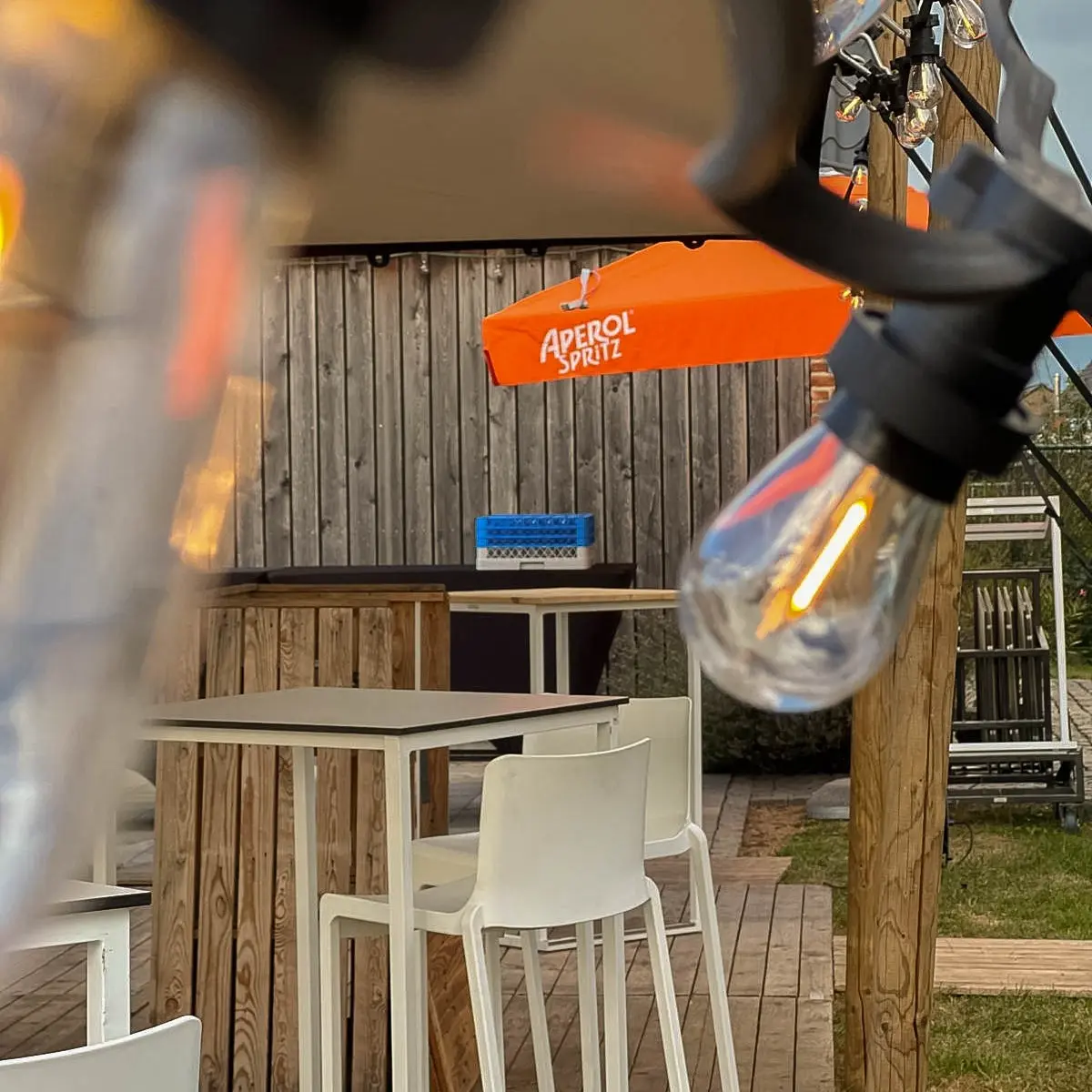 Lamp met stoelen en tafel